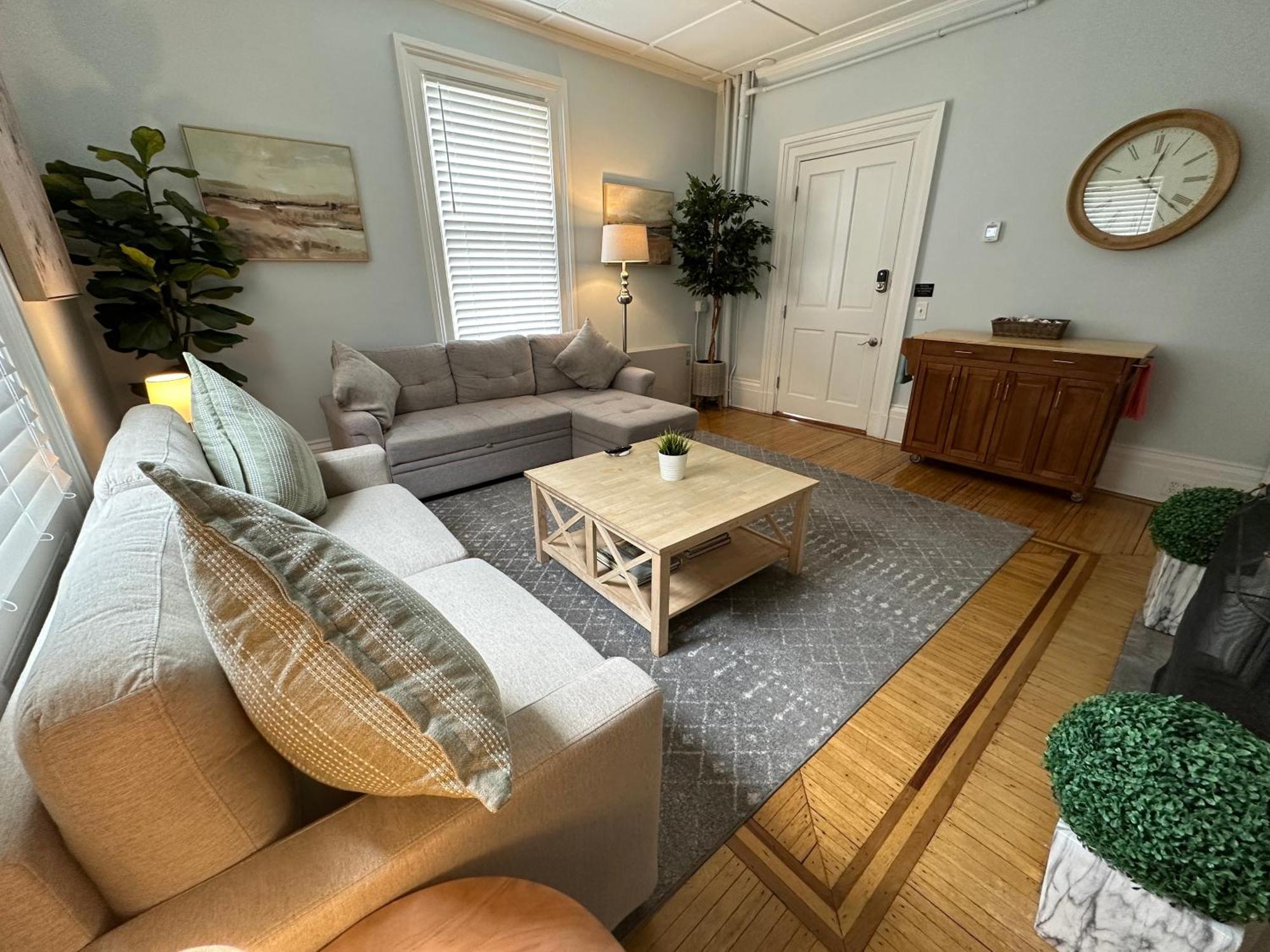 Entire Charming Victorian Home Downtown นิวพอร์ต ภายนอก รูปภาพ