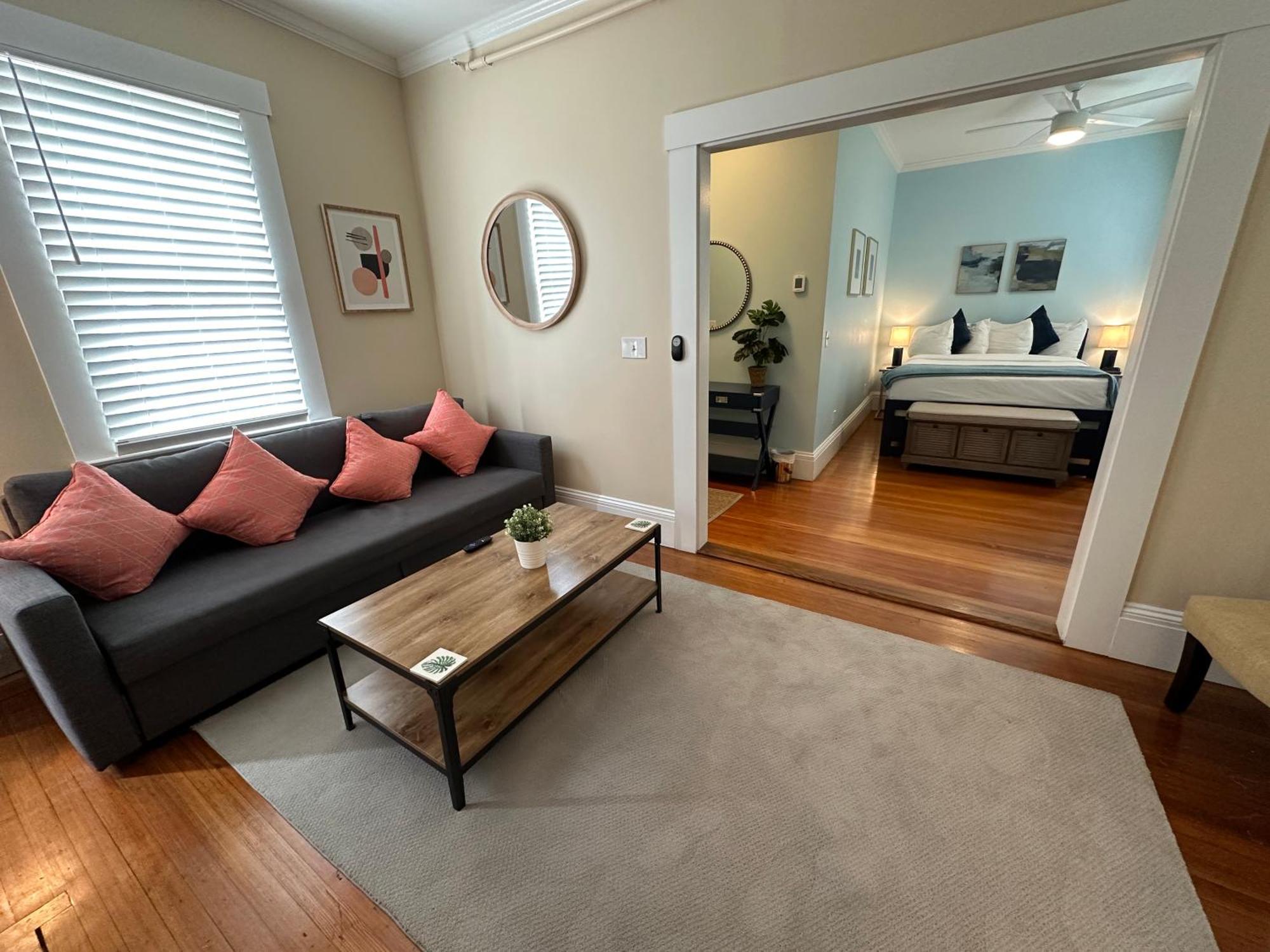 Entire Charming Victorian Home Downtown นิวพอร์ต ภายนอก รูปภาพ