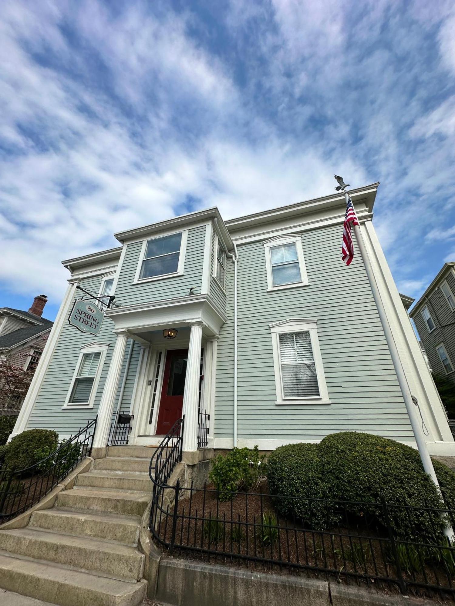 Entire Charming Victorian Home Downtown นิวพอร์ต ภายนอก รูปภาพ