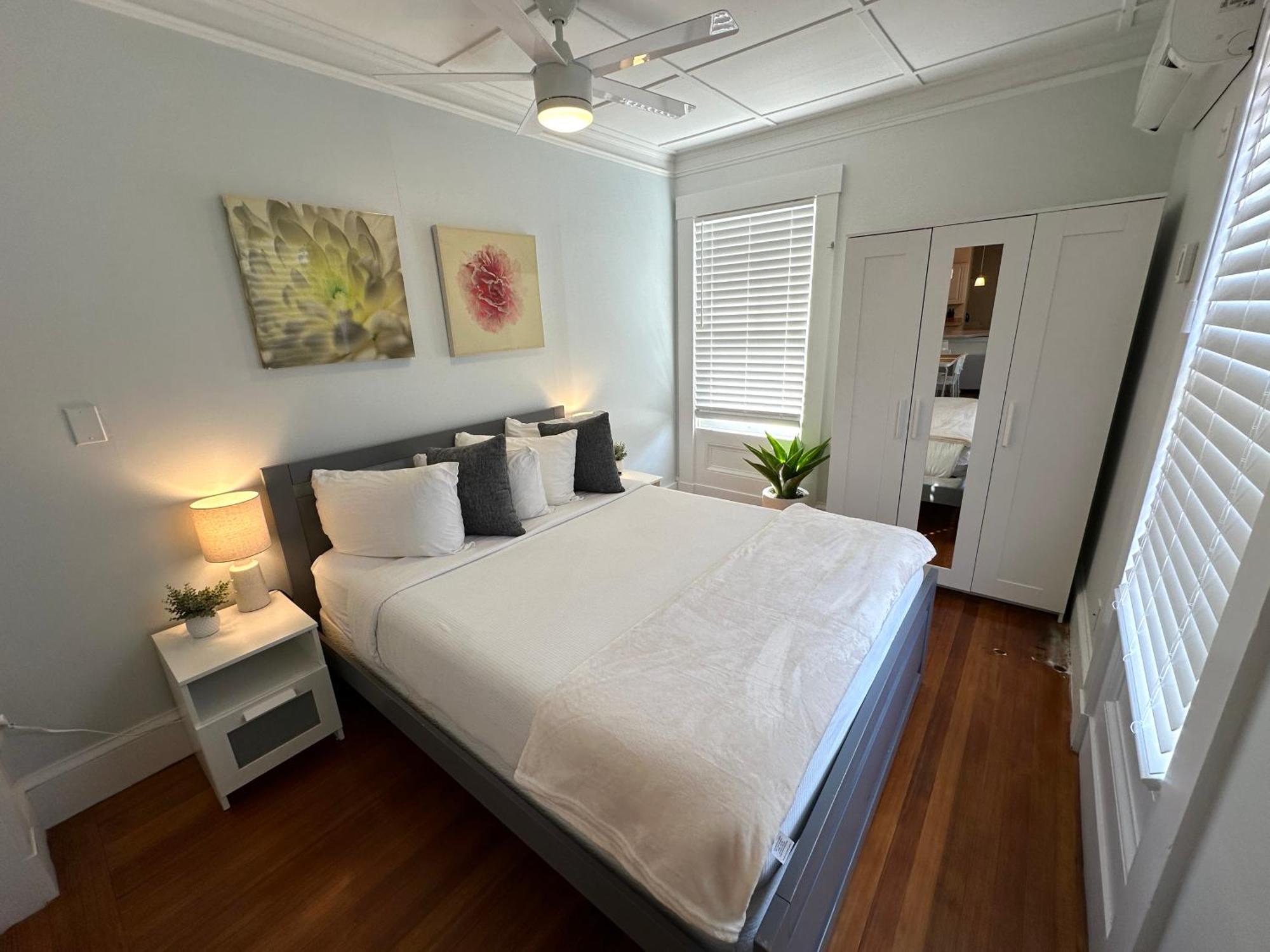 Entire Charming Victorian Home Downtown นิวพอร์ต ภายนอก รูปภาพ