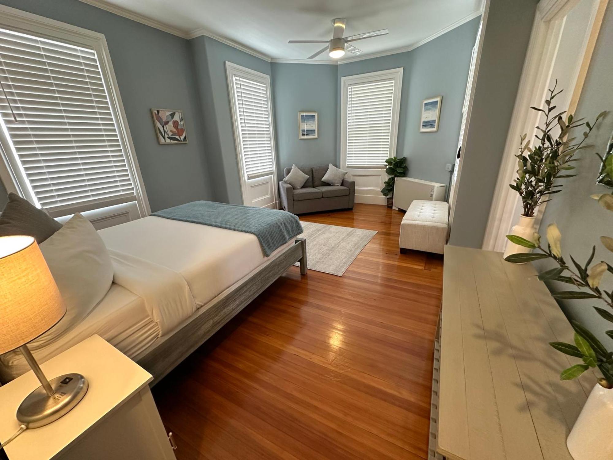 Entire Charming Victorian Home Downtown นิวพอร์ต ภายนอก รูปภาพ